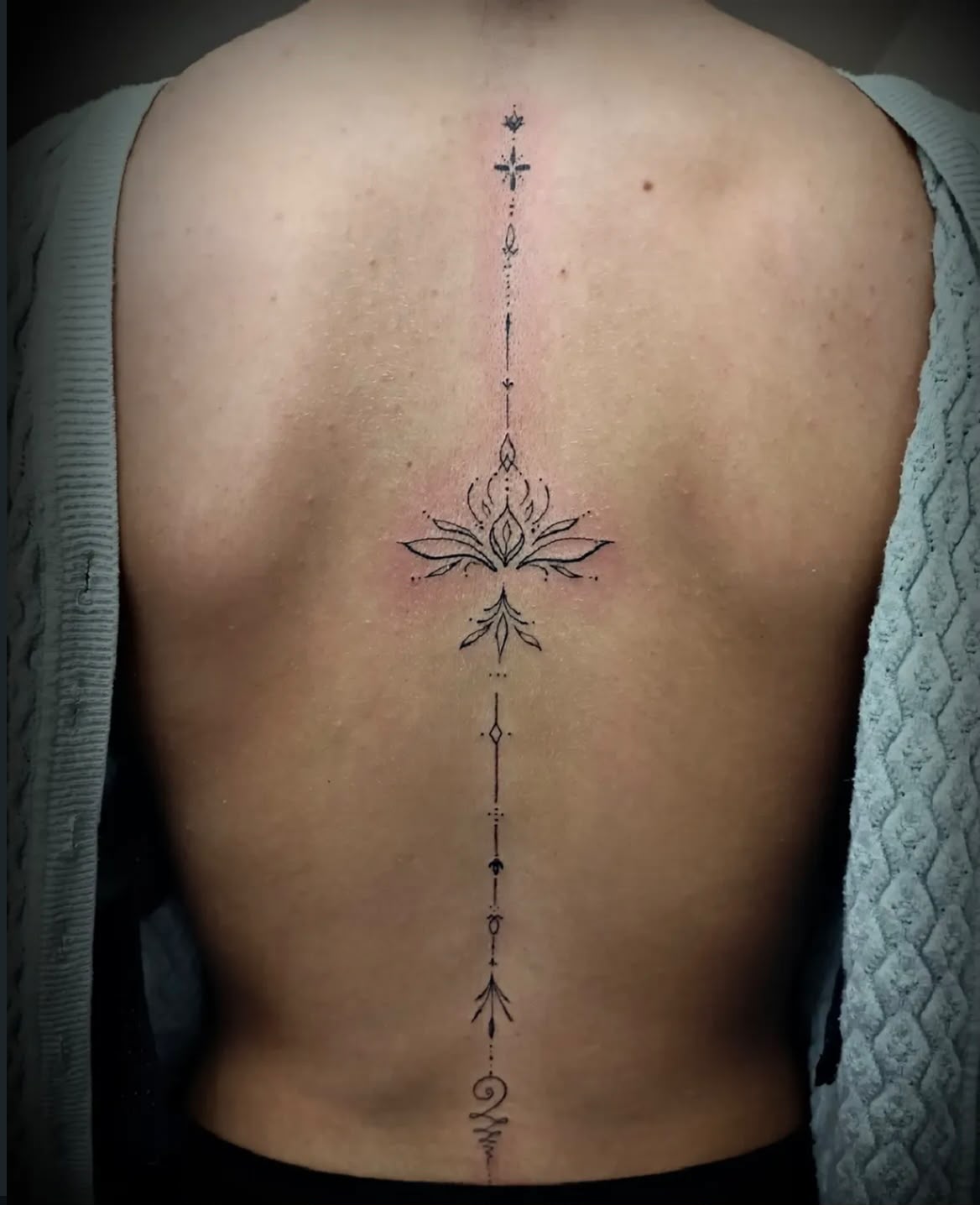 Ornament uz kičmu — Fine Line tetovaža